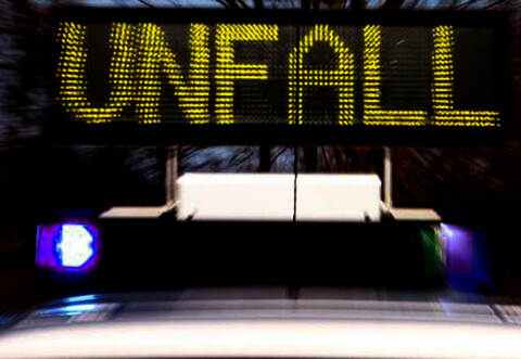 Mit einem Rettungshubschrauber musste am Samstagnachmittag ein Motorradfahrer nach einem Verkehrsunfall auf der A8 in ein Krankenhaus geflogen werden.