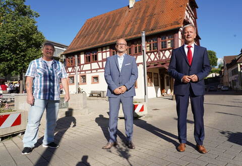 Für keinen der drei Kandidaten reichte es zu einer absoluten Mehrheit: Heiko Genthner (von rechts), Rolf Engelmann und Dieter Zentner am Wahltag vor dem Rathaus.