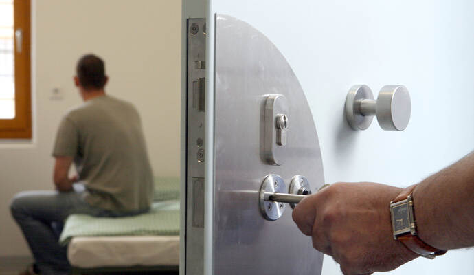 Weil der Schütze per Haftbefehl gesucht wurde, wurde er in eine Justizvollzugsanstalt eingeliefert.