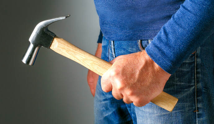 Beim Losreißen verletzte der bislang unbekannte Täter den 20-jährigen Zeugen mit einem Hammer im Gesicht.