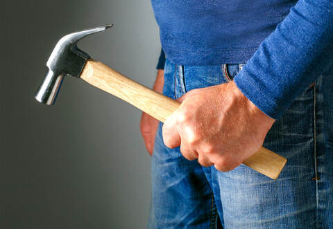 Beim Losreißen verletzte der bislang unbekannte Täter den 20-jährigen Zeugen mit einem Hammer im Gesicht.