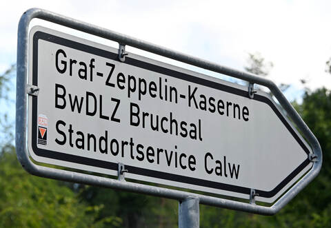 Ein Hinweisschild zur Graf-Zeppelin-Kaserne im Schwarzwaldgemeinde-Städtchen Calw. In der Kaserne sind die Soldaten des Kommando Spezialkräfte (KSK) der Bundeswehr stationiert.