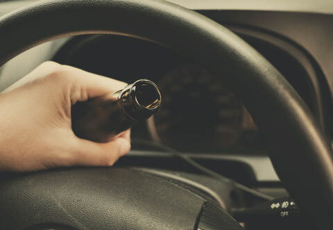 Ein 37-jähriger betrunkener Lkw-Fahrer hielt nach einem Unfall auf der Rastanlage bei Niefern kurz an, schaute sich um, entfernte sich mit seinem polnischen Klein-Lkw unerlaubt von der Unfallstelle und fuhr auf der A8 in Richtung Karlsruhe davon