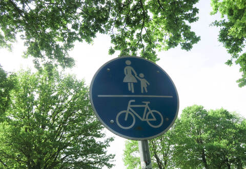 Ein 31-Jähriger ist am Montagabend in Wilferdingen mit einem Fahrradständer kollidiert und anschließend auf einen Fußweg gefahren.