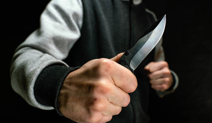 Der 31-Jährige soll mit einem Messer Stichbewegungen in Richtung seines Kontrahenten gemacht haben. Der 31-Jährige soll mit einem Messer Stichbewegungen in Richtung seines Kontrahenten gemacht haben.