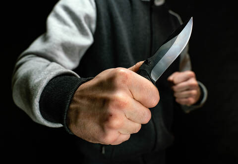 Der 31-Jährige soll mit einem Messer Stichbewegungen in Richtung seines Kontrahenten gemacht haben.