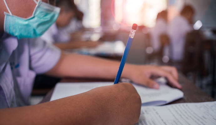 An den Beruflichen Schulen in Mühlacker sind zwei Personen positiv auf Corona getestet worden.