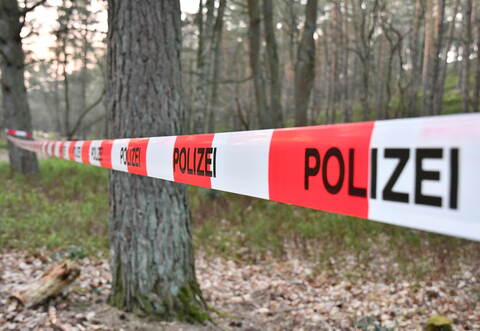 In einem Waldstück bei Höfen wurde am Dienstag eine Leiche gefunden.