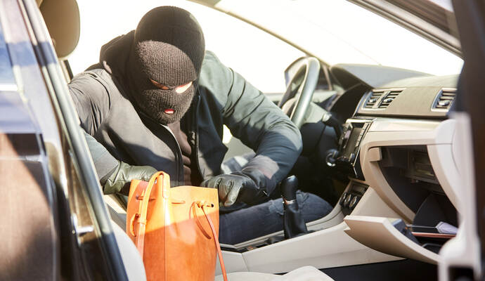 In der überwiegenden Anzahl der Fälle öffneten unbekannte Täter in den Straßen "Buchenweg", "Schulstraße", "Bergstraße", "Strütweg", "Zaungasse", "Neuenbürger Straße", "Grösselbergstraße" und "Landhausstraße" in Engelsbrand die teils offenen, teils verschlossenen Fahrzeuge und durchwühlten diese.