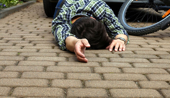 Der Radfahrer erlitt durch den Sturz leichte Verletzungen.