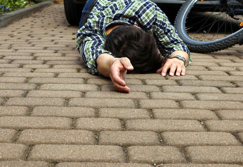 Der Radfahrer erlitt durch den Sturz leichte Verletzungen.