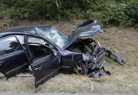 Von diesem Mercedes war nur noch ein Wrack übrig.