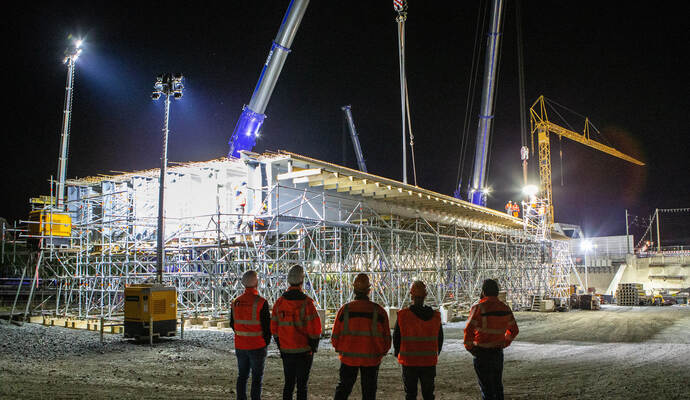 Die Helden des Wochenendes: Die Arbeiter auf der A8-Baustelle bei Pforzheim begutachten ihr Werk. Die Helden des Wochenendes: Die Arbeiter auf der A8-Baustelle bei Pforzheim begutachten ihr Werk.