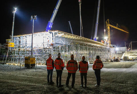Die Helden des Wochenendes: Die Arbeiter auf der A8-Baustelle bei Pforzheim begutachten ihr Werk.