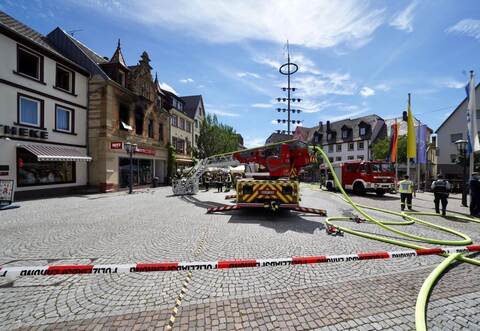 Das Wohn- und Geschäftshaus am Brettener Marktplatz wurde bereits am 4. Juli durch Brandstiftung beschädigt und steht seither leer. Jetzt hat ein unbekannter Täter dort erneut ein Feuer gelegt. Auf dem Foto ist der Feuerwehreinsatz am 4. Juli zu sehen.