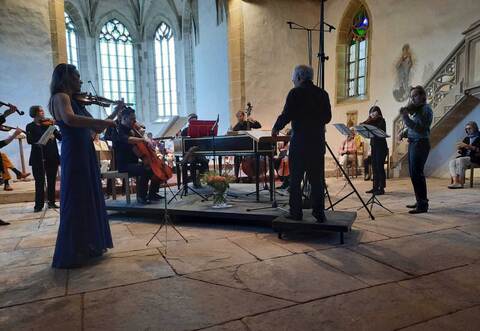 Die sueddeutschen kammersinfonie bietigheim unter der Leitung von Peter Wallinger spielt mit den Solisten Ursula Schoch (links) und Tjeerd Top (rechts).