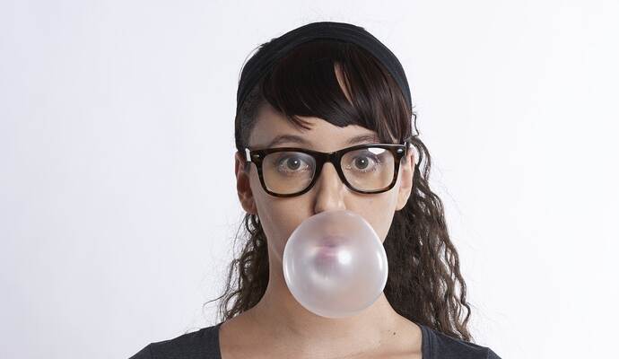 Macht nicht nur Blasen: Kaugummis sind, so das Vergleichsportal für Apothekenprodukte apomio.de in einer Mitteilung, "erwiesenermaßen auch förderlich für die Mundhygiene". Aber wie gefährlich ist die Kaumasse, wenn man sie verschluckt?