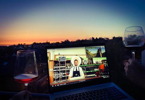 Jerome Kronewetter, erster Vorsitzender des 1.FC Nußbaum, bei der Weinprobe.