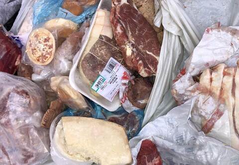 Ekliger Anblick: Unbekannte haben in einem Kleidercontainer in Königsbach-Stein Fleischabfälle entsorgt.