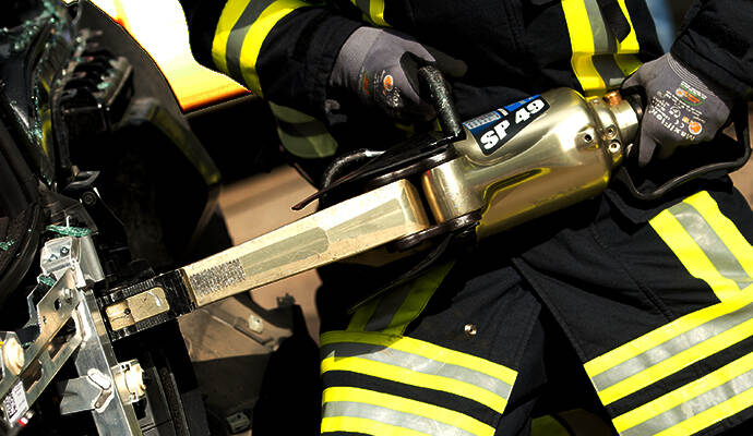 Die Remchinger Feuerwehr musste das Dach eines Fiat abtrennen, damit eine verletzte Frau schonend geborgen werden konnte.