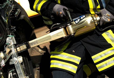 Die Remchinger Feuerwehr musste das Dach eines Fiat abtrennen, damit eine verletzte Frau schonend geborgen werden konnte.