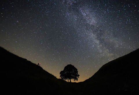 Ein prächtiger Nachthimmel wie hier in freier Natur aufgenommen, ist nicht zu sehen, wenn Orte und Städte mit künstlichem Licht die Nacht aufhellen. Das wird als Lichtverschmutzung bezeichnet.