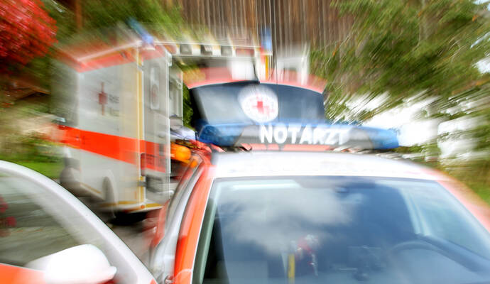 Eine Frau wurde in Tiefenbronn von einem Wohnmobil gegen eine Mauer gedrückt.
