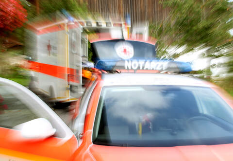Eine Frau wurde in Tiefenbronn von einem Wohnmobil gegen eine Mauer gedrückt.