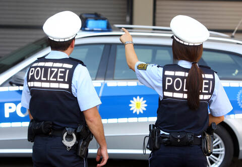 Nach Dienstende wurden zwei Polizisten in Birkenfeld auf einen polizeibekannten Mann aufmerksam, der ein E-Bike mit PLattfuß neben sich her geschoben hat.