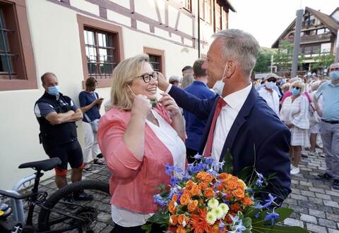 Gleich gibt es ein Küsschen: Der Lohn für den Wahlsieger Heiko Genthner.