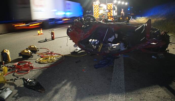 Von dem Auto ist nur noch ein Wrack übrig. Bei dem schweren Unfall in der Nacht auf Mittwoch auf der A8 starb eine junge Frau.