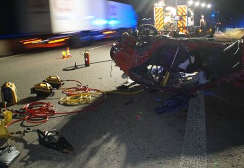 Von dem Auto ist nur noch ein Wrack übrig. Bei dem schweren Unfall in der Nacht auf Mittwoch auf der A8 starb eine junge Frau.