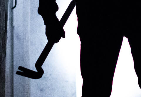 Nachdem er eine Tür aufgehebelt hatte, durchwühlte ein Einbrecher in Heimsheim eine Wohnung.