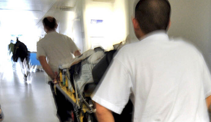 Ein Motorradfahrer musste nach einem Unfall ohne Fremdbeteiligung auf der B294 bei Birkenfeld ins Krankenhaus eingeliefert werden.