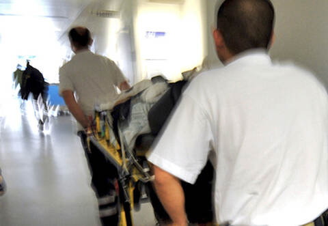 Ein Motorradfahrer musste nach einem Unfall ohne Fremdbeteiligung auf der B294 bei Birkenfeld ins Krankenhaus eingeliefert werden.