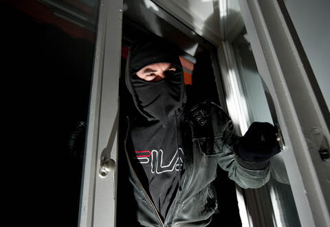 Drei Einbrüche (Symbolbild) in räumlicher und zeitlicher Nähe in Friolzheim beschäftigen die Polizei.