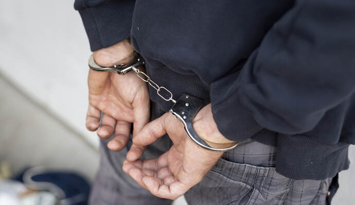 Ein 17-Jähriger musste von der Polizei in Gewahrsam genommen werden, nachdem er sich bei einer Aktion zur Beendigung einer Ruhestörung in Niefern widersetzt hatte. Ein 17-Jähriger musste von der Polizei in Gewahrsam genommen werden, nachdem er sich bei einer Aktion zur Beendigung einer Ruhestörung in Niefern widersetzt hatte.