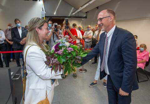 Zahlreiche Glückwünsche erhielt die neue Bürgermeisterin von Sternenfels Antonia Walch nach der Bekanntgabe - unter anderem von dem ersten Bürgermeistervertreter Klaus Riekert.