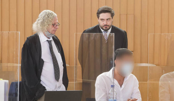 In Fußfesseln und Handschellen ist am Mittwoch ein heute 25-jähriger Syrer aus der geschlossenen Psychiatrie in Emmendigen dem Gericht vorgeführt worden. Hinter ihm seine Verteidiger Wolfgang Hirth und Bastian Meyer (von links).