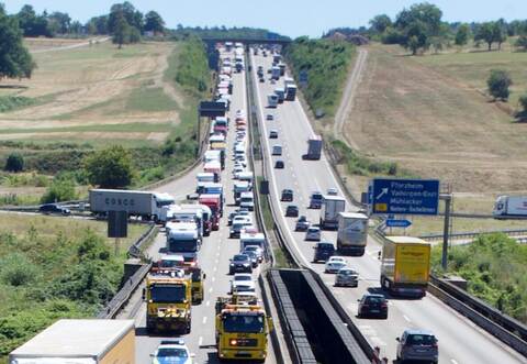 Bis zu 12 Kilometer müssen Autofahrer an diesem Donnerstagnachmittag auf der A8 im Stau stehen.