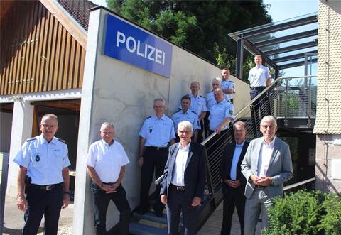 Pforzheims Polizeipräsident Wolfgang Tritsch (vorne von links), Thomas Blenke (MdL), der Calwer Landrat Helmut Riegger und die Bürgermeister Christoph Schaack (Dobel) und Klaus Hoffmann (Bad Herrenalb) sowie die Beamten (hintere Reihe) freuen sich über den neuen Polizeiposten in Bad Herrenalb.