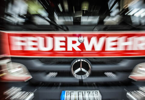 Die Feuerwehr war vor Ort, um das brennende Fahrzeug zu löschen.