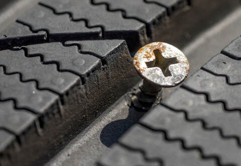 Bei mindestens drei Fahrzeugen in Remchingen hat ein Unbekannter Schrauben (Symbolbild) in Autoreifen gedreht.