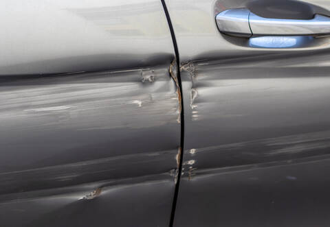 Der Wagen wurde stark beschädigt, der Verursacher machte sich jedoch einfach davon.