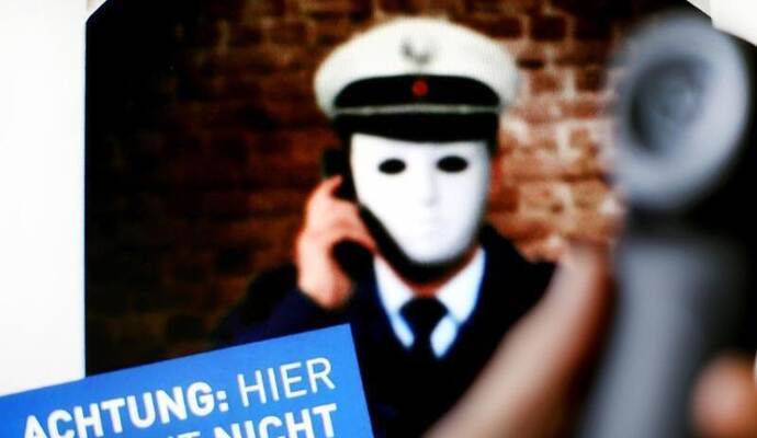  Einen fünfstelligen Bargeld-Betrag hat eine 92-jährige Frau in Illingen verloren, weil sie einem Betrüger, der sich als Polizis
