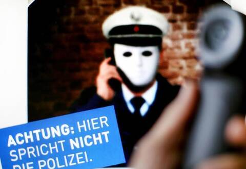  Einen fünfstelligen Bargeld-Betrag hat eine 92-jährige Frau in Illingen verloren, weil sie einem Betrüger, der sich als Polizis