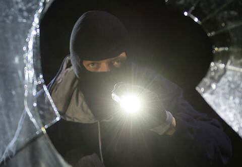 Zuerst warfen die Täter ein Fenster (Symbolfoto) ein, dann durchwühlten sie ein Vereinsgebäude in Wimsheim.