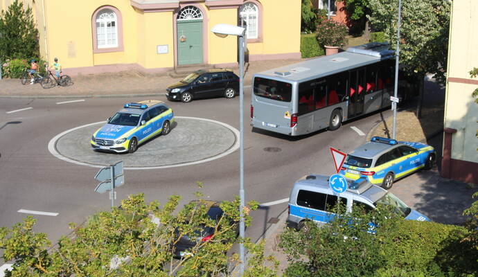 Mit einem Großaufgebot fahndete die Polizei in Langensteinbach nach dem flüchtigen Täter – zunächst ergebnislos.
