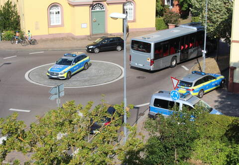 Mit einem Großaufgebot fahndete die Polizei in Langensteinbach nach dem flüchtigen Täter – zunächst ergebnislos.