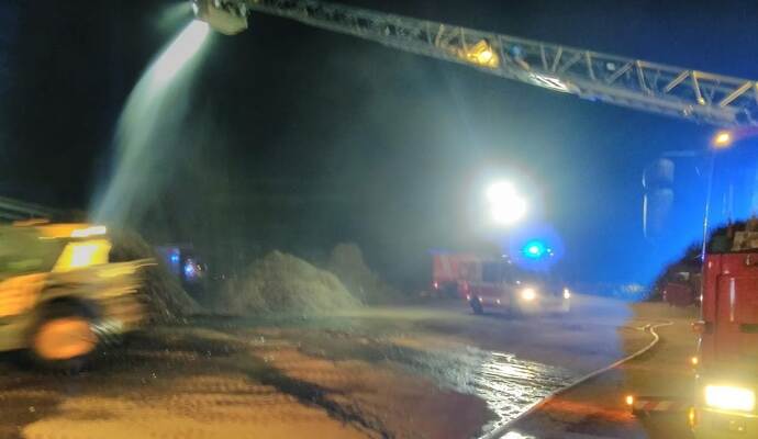 Mitten in der Nacht löschte die Feuerwehr den Brand.